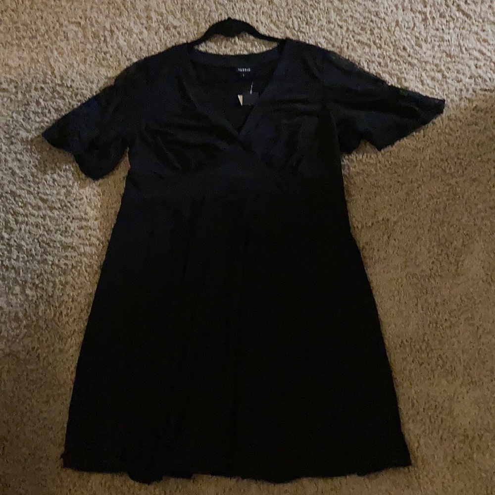 Black dress with lace sleeves - Picture 2 of 4